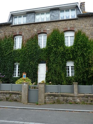Exterior - Apartment near village, not far from beaches and GR34. Bus stop 50m away. Private parking. (Cancale)