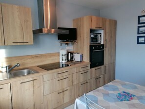 Room - Apartment near village, not far from beaches and GR34. Bus stop 50m away. Private parking. (Cancale)