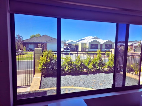 Interior. Family Friendly Dalyellup Guesthouse, Walk to shops. Near Beach & Bunbury.