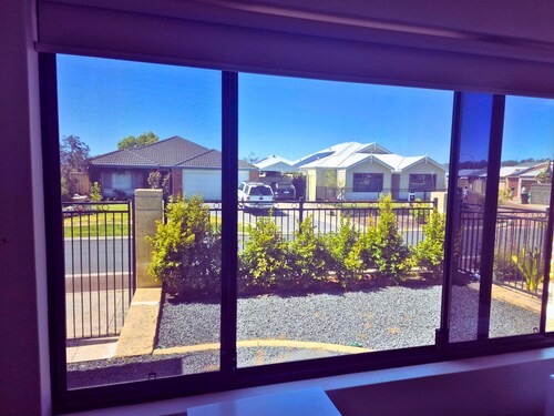 Family Friendly Dalyellup Guesthouse, Walk to shops. Near Beach & Bunbury.