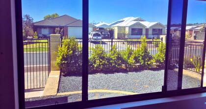 Family Friendly Dalyellup Guesthouse, Walk to shops. Near Beach & Bunbury.