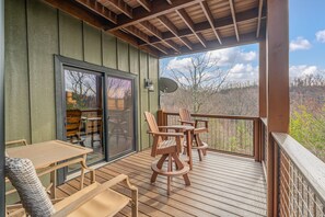 Outdoor dining - Incredible Views, Privacy, Hot Tub (Sevierville)