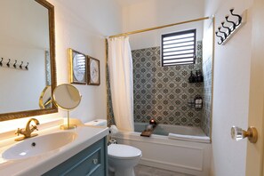 Jetted bath, hair dryer, towels, soap - Urban Luxury apartment 25 min from San Juan (Luis Munoz Rivera)