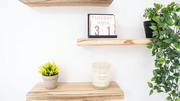 Een houten plank met een agenda, een kaars en een plant in pot.