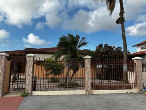 Property grounds - 3-bedroom 2 bathrooms house by Eagle Beach with AC sleeps up to 10  (Oranjestad)