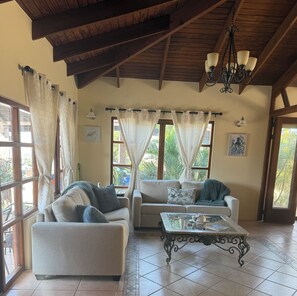 Smart TV - 3-bedroom 2 bathrooms house by Eagle Beach with AC sleeps up to 10  (Oranjestad)