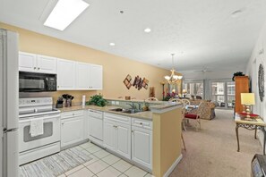 Private kitchen - Ocean Keyes Seashore 4622 - Walk to Beach (North Myrtle Beach)