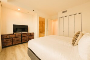 Habitación, balcón, vista a la ciudad