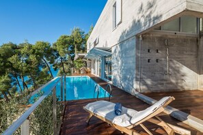 A heated pool - Luxury Villa Azure Bay by the sea with heated pool and BBQ, perfect for families and pets (Bobovišća)