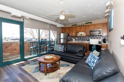 Pool Side Condo Just Minutes to Cedar Point!