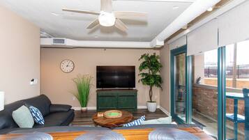 Smart TV, fireplace