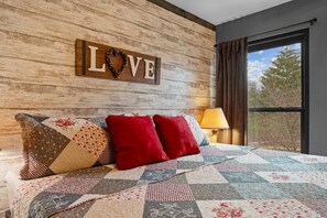 Apartment, 1 King-Bett und Schlafsofa, Balkon, Blick auf den Golfplatz (Hole-in-One Hideaway) | 1 Schlafzimmer, individuell dekoriert, individuell eingerichtet