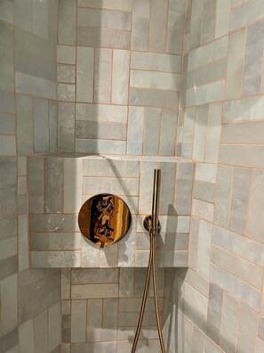 Secador de pelo, toallas, jabón y papel higiénico