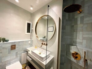 Hair dryer, towels, soap, toilet paper - New Acropolis apartment with stunning roof terrace in Athens historic center (Athina)
