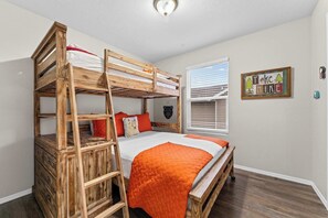 Apartment, Mehrere Betten, Balkon, Gartenblick (Sunset Cove at Table Rock Lake) | 3 Schlafzimmer, individuell dekoriert, individuell eingerichtet