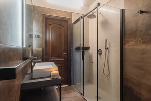 Dusche, Haartrockner, Bidet, Handtücher