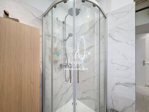 Shower, hair dryer - Elegant family villa with sea view for 4 people at La Fossette (Le Lavandou)