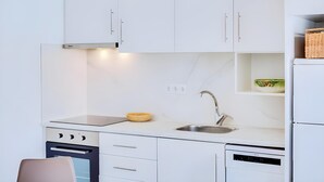 Een koffiezetapparaat/waterkoker, een koelkast, een magnetron, een oven