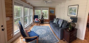 Living area - Adelaide
Cozy Creekside Cottage (Murrells Inlet)