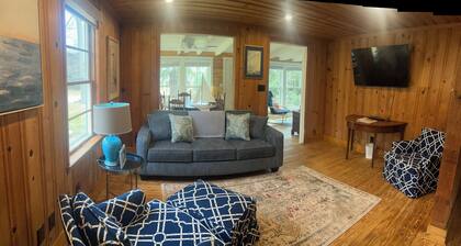 Adelaide
Cozy Creekside Cottage