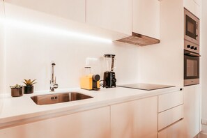 Wasserkocher mit Kaffee-/Teezubehör, Kühlschrank, Mikrowelle, Ofen