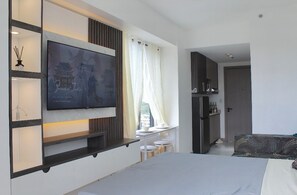 Room - Pure Simplicity: Sip Coffee Overlooking the Glittering City (Cebu City)