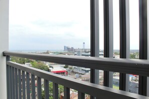 Property grounds - Pure Simplicity: Sip Coffee Overlooking the Glittering City (Cebu City)