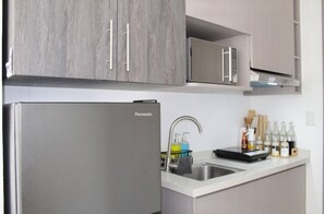 Private kitchen - Pure Simplicity: Sip Coffee Overlooking the Glittering City (Cebu City)