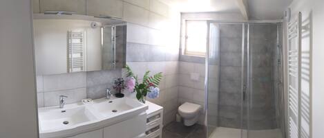 Haartrockner, HandtĂŒcher, Seife, Toilettenpapier