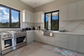 Private kitchen - Villa Jasiri (Cap Estate)