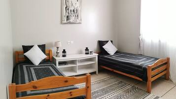 Iron/ironing board, bed sheets