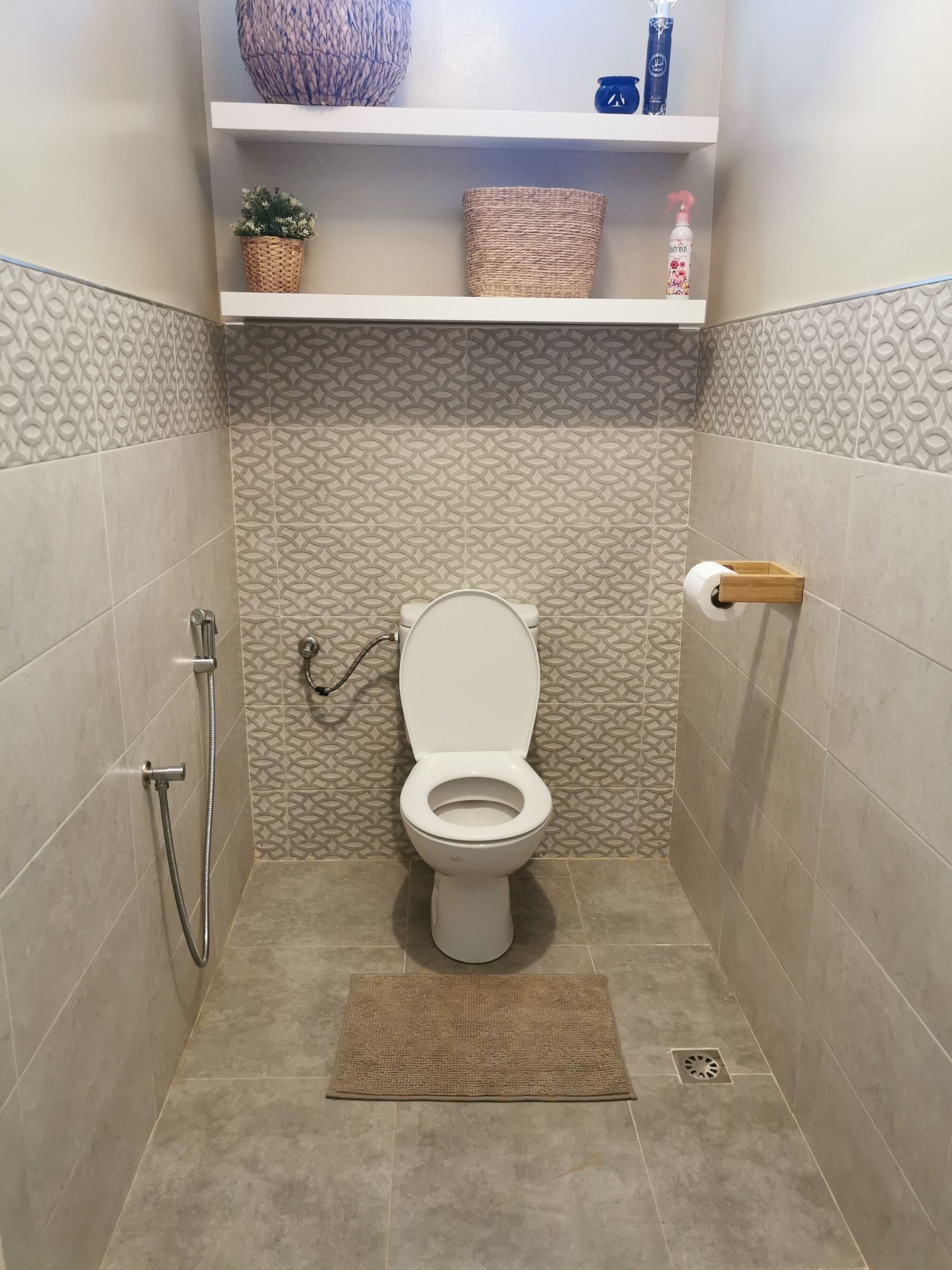 Douche, séchoir à cheveux, serviettes fournies, papier de toilette