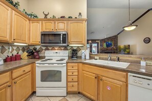 Fridge, microwave, oven, stovetop - 🌄Baskins Creek 510 | Wak to Downtown Gatlinburg | Hot Tub🌄 (Gatlinburg)
