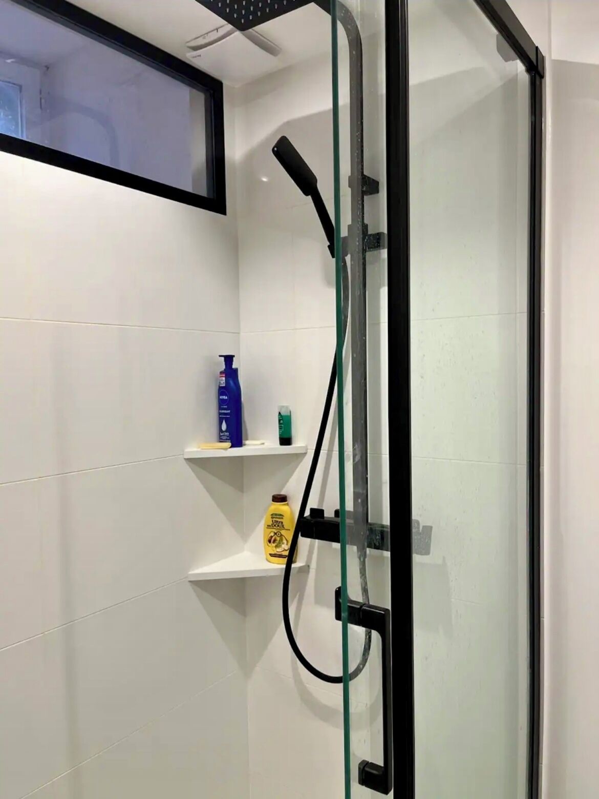 Douche, articles de toilette écologiques, séchoir à cheveux