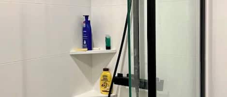 Douche, articles de toilette écologiques, séchoir à cheveux
