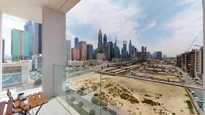 Un grattacielo con vista sullo skyline urbano, che include grattacieli e un cantiere edile.