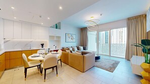 Un salon moderne comprenant un coin repas, un ensemble de canapés et une grande fenêtre offrant une vue sur les immeubles de grande hauteur.