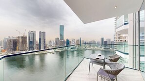 Outdoor dining - Chic 1 Bed l Skyline Canal View l Business Bay (Business Bay)