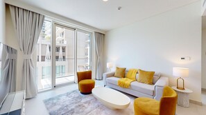 TV - Perfect 1 Bed l City Skyline Views l Coastal Haven (Emaar Beachfront)