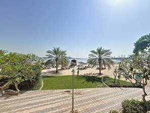 Beach nearby - Chic 2 Bed l Sea Views l Palm Jumeirah Retreat (Palm Jumeirah)