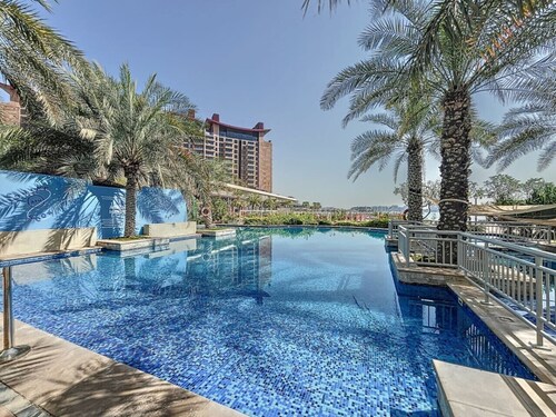 Chic 2 Bed l Sea Views l Palm Jumeirah Retreat