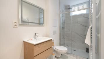 Classic Twin Room, Courtyard View | Bathroom