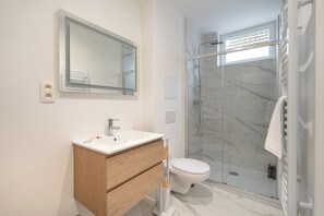 Classic Twin Room, Courtyard View | Bathroom | Shower, hair dryer, slippers, towels - Vandenbranden Suites (Bruxelles)