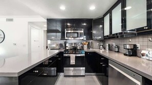 Fridge, microwave, oven, stovetop - Lux 3BR Penthouse w/ Ensuites Near Dodger Stadium (Los Angeles)