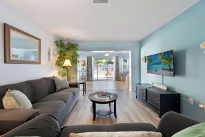 TV - Villa Verde | 3BR Private Pool | BBQ | Mins to AMI (Bradenton)