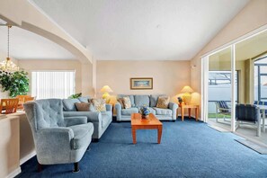 TV - Modern 4BR Family Home with Pool - 15 min Disney & Universal (Davenport)