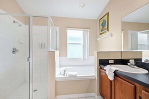 Shower, hair dryer, towels, shampoo - Modern 4BR Family Home with Pool - 15 min Disney & Universal (Davenport)