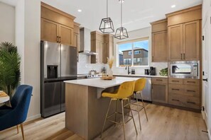 Fridge, microwave, oven, stovetop - Glacier Ridge Retreat and Spacious 4BR • Sleeps 14 (Calgary)