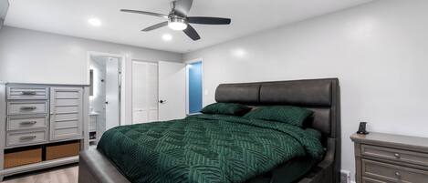 4 habitaciones, tabla de planchar con plancha, internet y ropa de cama