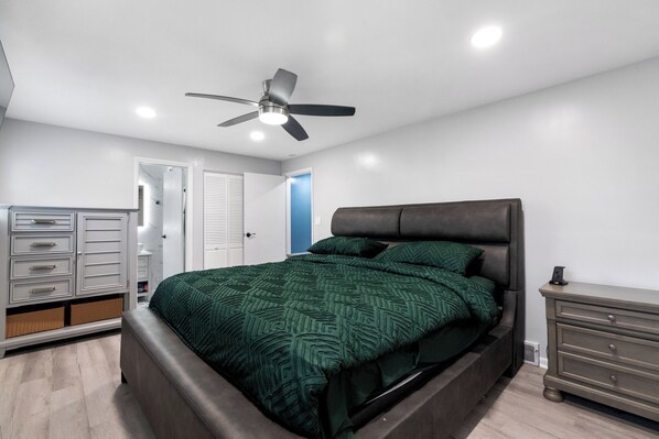 4 bedrooms, iron/ironing board, internet, bed sheets